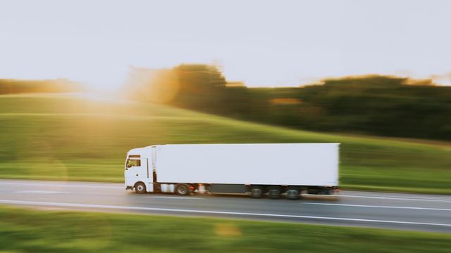 Lkw auf einer Schnellstraße in Bewegung